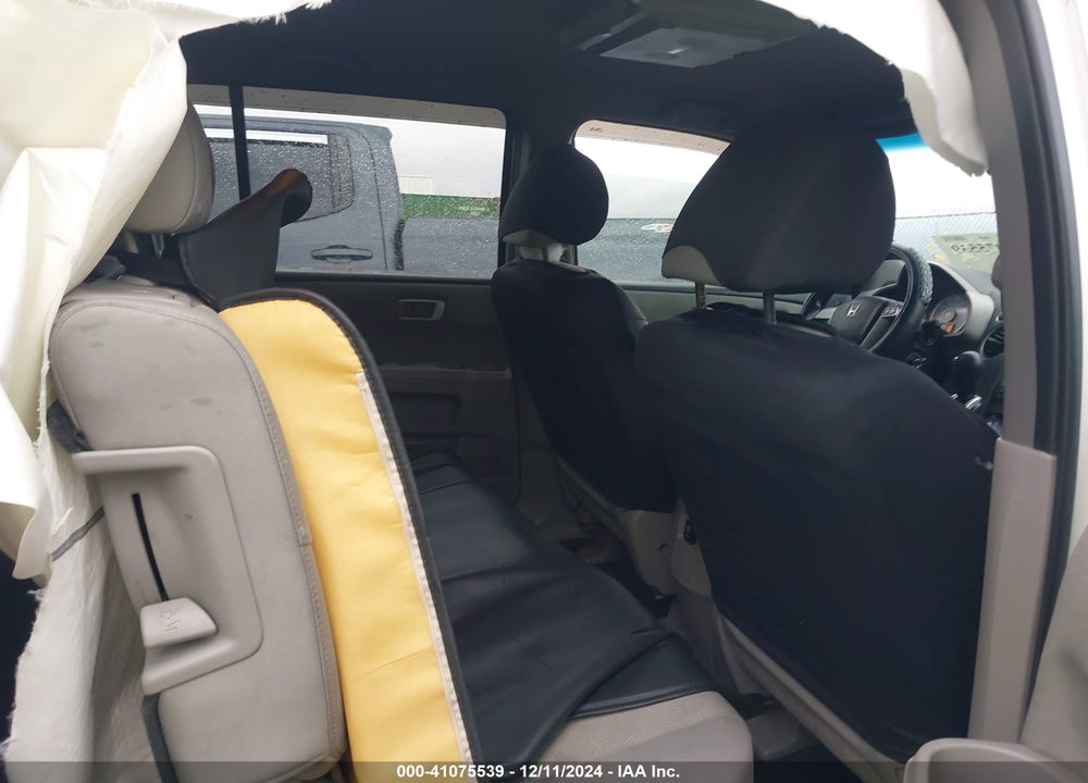 2011 HONDA PILOT LX VIN: 5FNYF3H2XBB038123