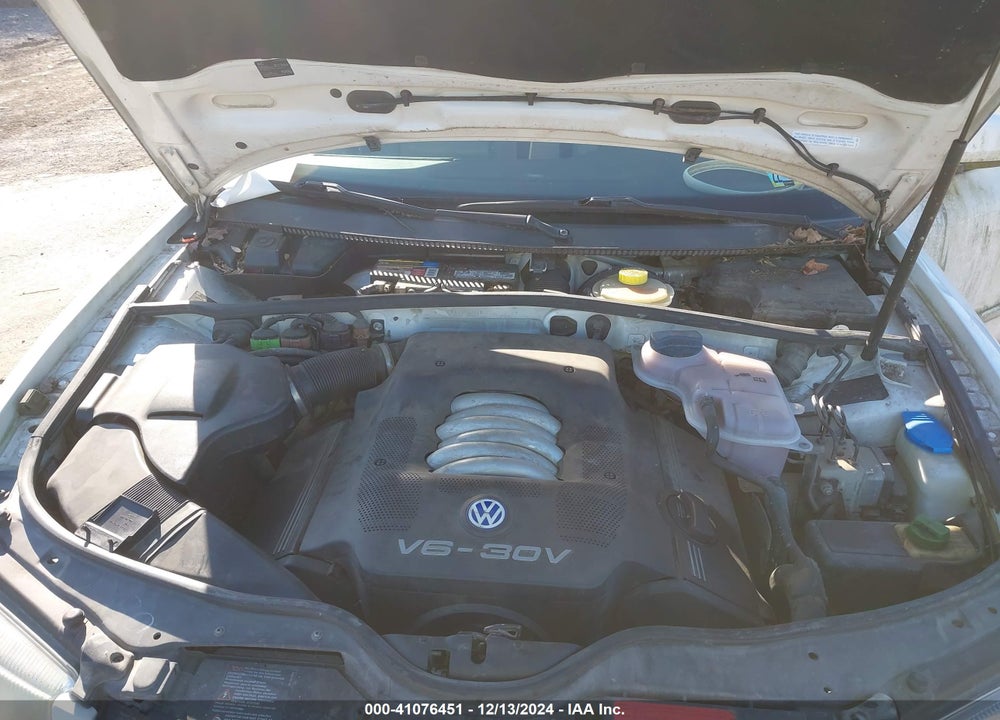 2001 VOLKSWAGEN PASSAT GLX VIN: WVWLH63B21E035590