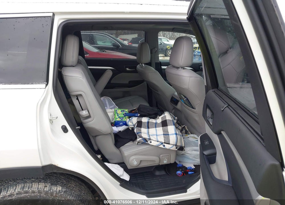 2019 TOYOTA HIGHLANDER XLE VIN: 5TDJZRFH8KS954748