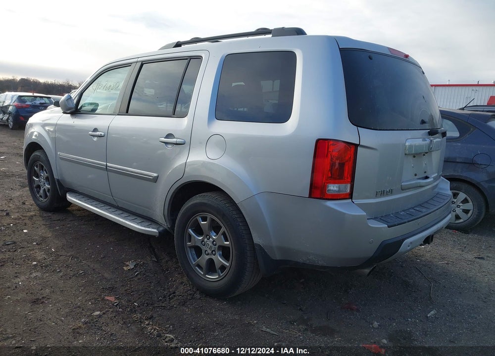 2011 HONDA PILOT TOURING VIN: 5FNYF3H91BB030831