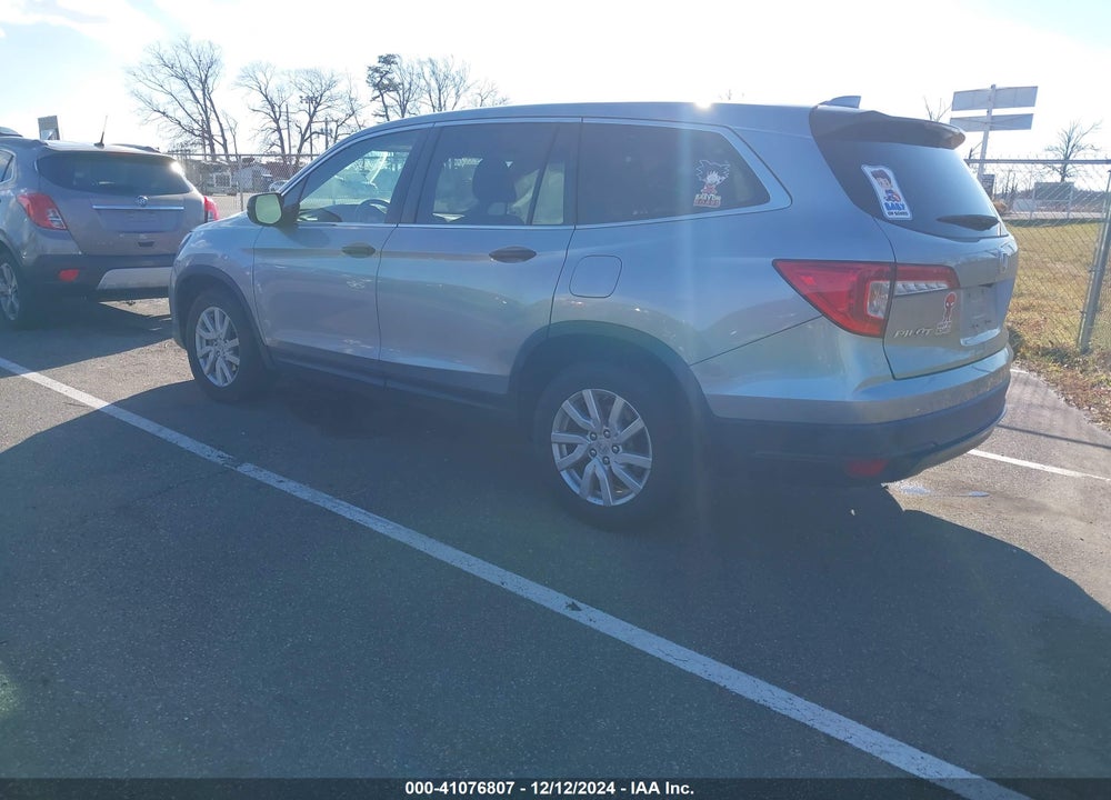 2019 HONDA PILOT LX VIN: 5FNYF6H11KB009506