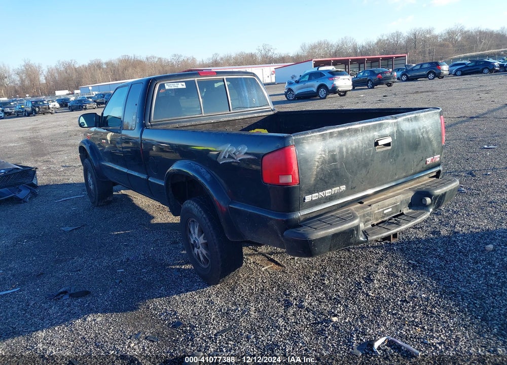 2003 GMC SONOMA SLS VIN: 1GTCT19X838250117