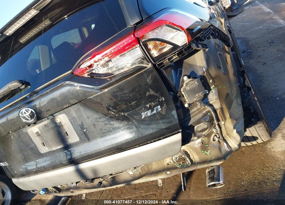 2019 TOYOTA RAV4 XLE PREMIUM VIN: JTMC1RFV7KD003880