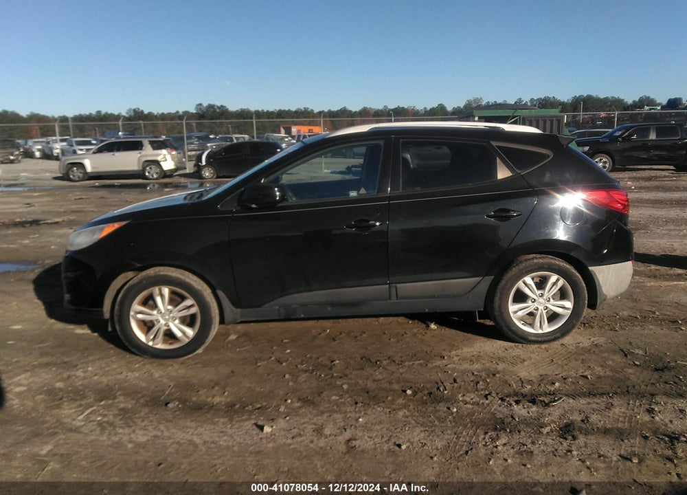 2011 HYUNDAI TUCSON VIN: KM8JU3AC8BU243713
