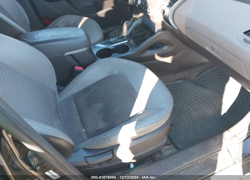 2011 HYUNDAI TUCSON VIN: KM8JU3AC8BU243713