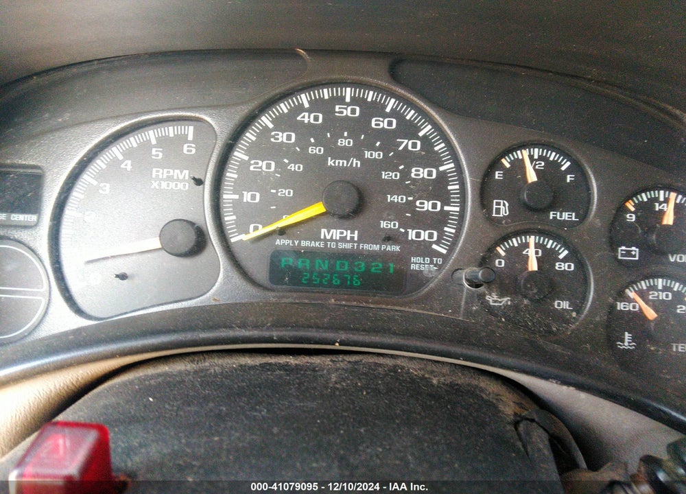 2001 CHEVROLET SUBURBAN 1500 LS VIN: 1GNEC16TX1J255536