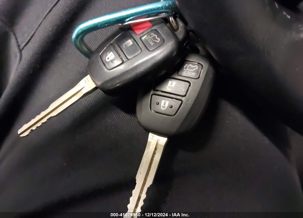 2016 TOYOTA RAV4 XLE VIN: 2T3RFREV7GW447185