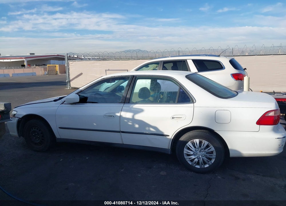 2000 HONDA ACCORD 3.0 LX VIN: 1HGCG1643YA025572