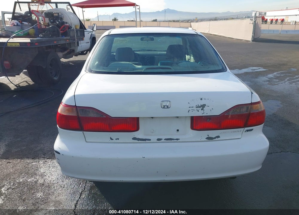 2000 HONDA ACCORD 3.0 LX VIN: 1HGCG1643YA025572