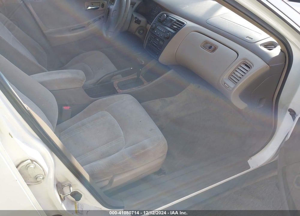 2000 HONDA ACCORD 3.0 LX VIN: 1HGCG1643YA025572