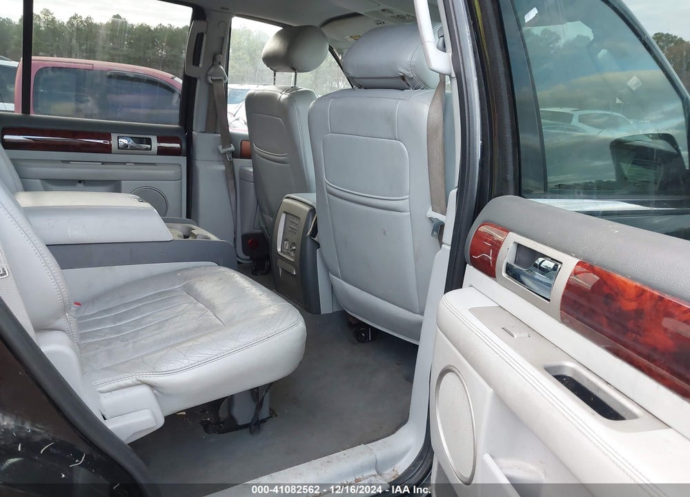 2004 LINCOLN NAVIGATOR VIN: 5LMFU28R24LJ10638