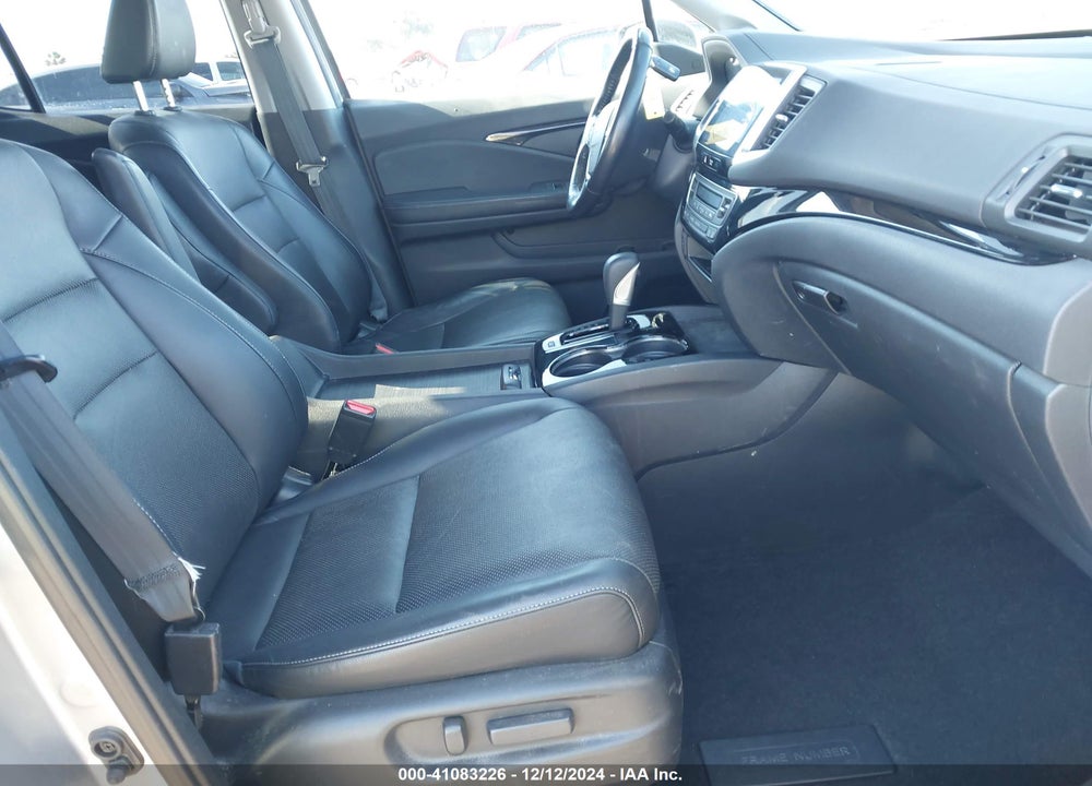 2017 HONDA RIDGELINE RTL-E VIN: 5FPYK3F7XHB033904