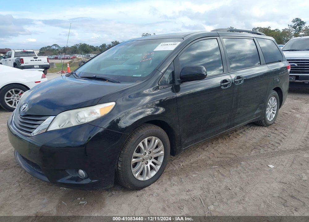 2013 TOYOTA SIENNA XLE V6 8 PASSENGER VIN: 5TDYK3DC9DS392563