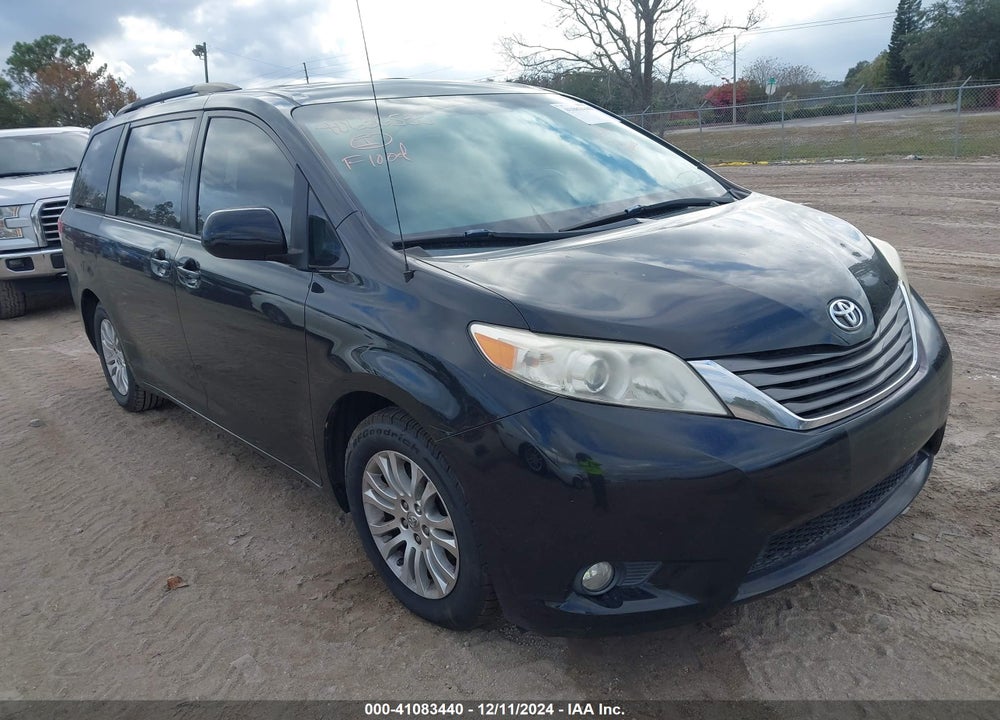 2013 TOYOTA SIENNA XLE V6 8 PASSENGER VIN: 5TDYK3DC9DS392563