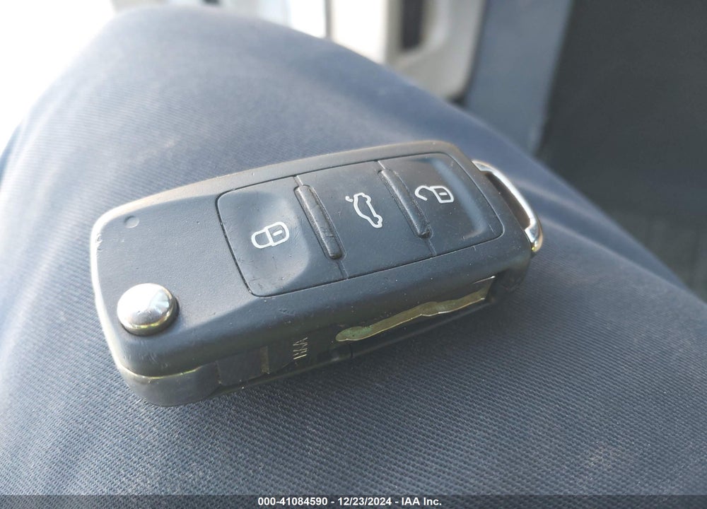 2017 VOLKSWAGEN TIGUAN VIN: WVGAV7AX6HK014183