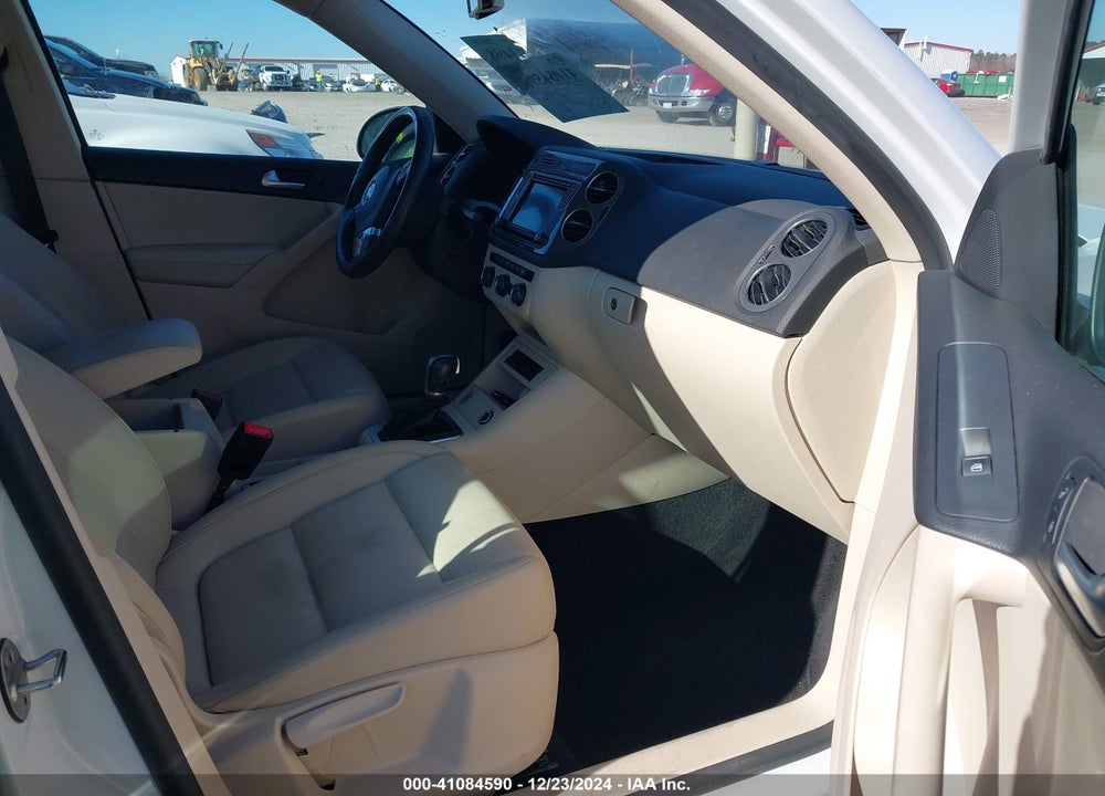 2017 VOLKSWAGEN TIGUAN VIN: WVGAV7AX6HK014183