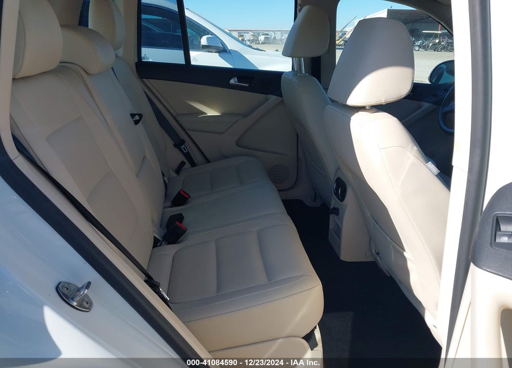 2017 VOLKSWAGEN TIGUAN VIN: WVGAV7AX6HK014183