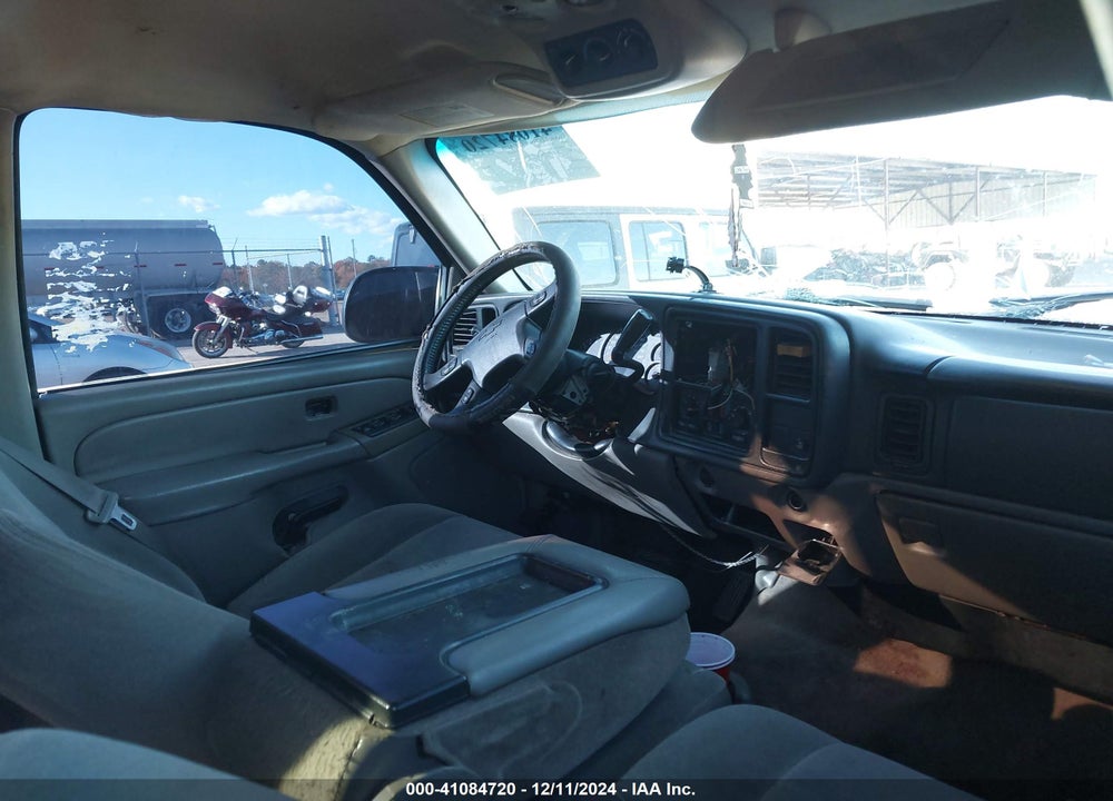 2005 CHEVROLET TAHOE LS VIN: 1GNEC13V15R241828