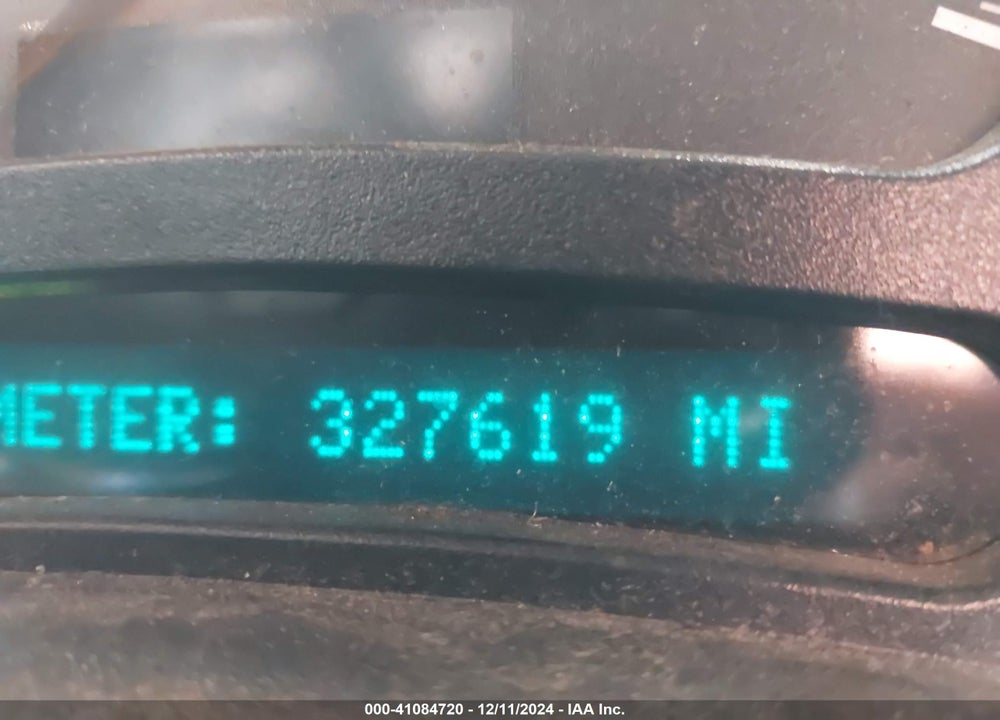 2005 CHEVROLET TAHOE LS VIN: 1GNEC13V15R241828
