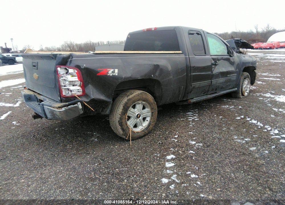 2011 CHEVROLET SILVERADO 1500 LT VIN: 1GCRKSE32BZ325618