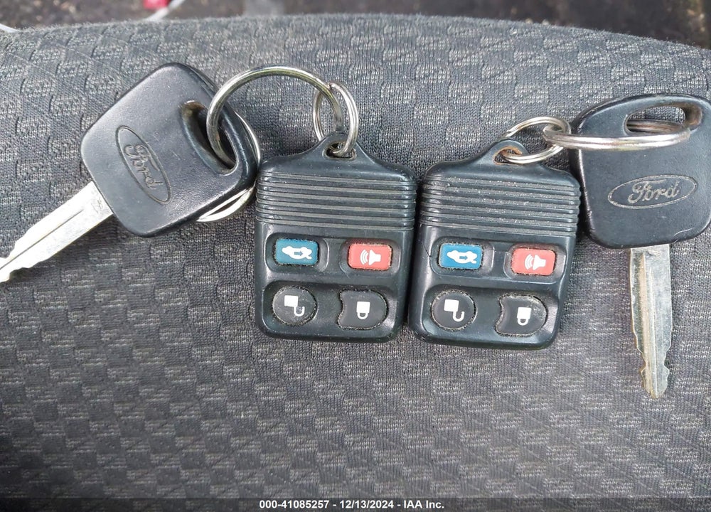 2005 FORD FOCUS ZX3 VIN: 3FAFP31N35R142857