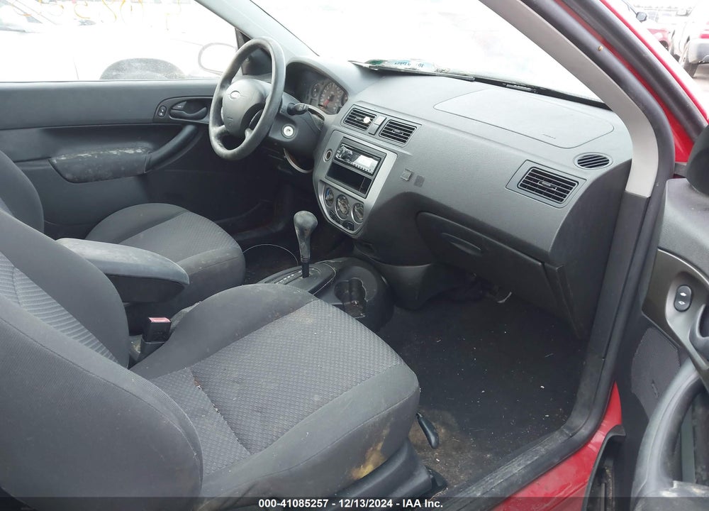 2005 FORD FOCUS ZX3 VIN: 3FAFP31N35R142857