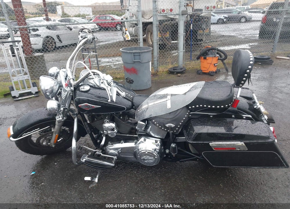 2015 HARLEY-DAVIDSON FLSTC HERITAGE SOFTAIL CLASSIC VIN: 1HD1BWV36FB028420