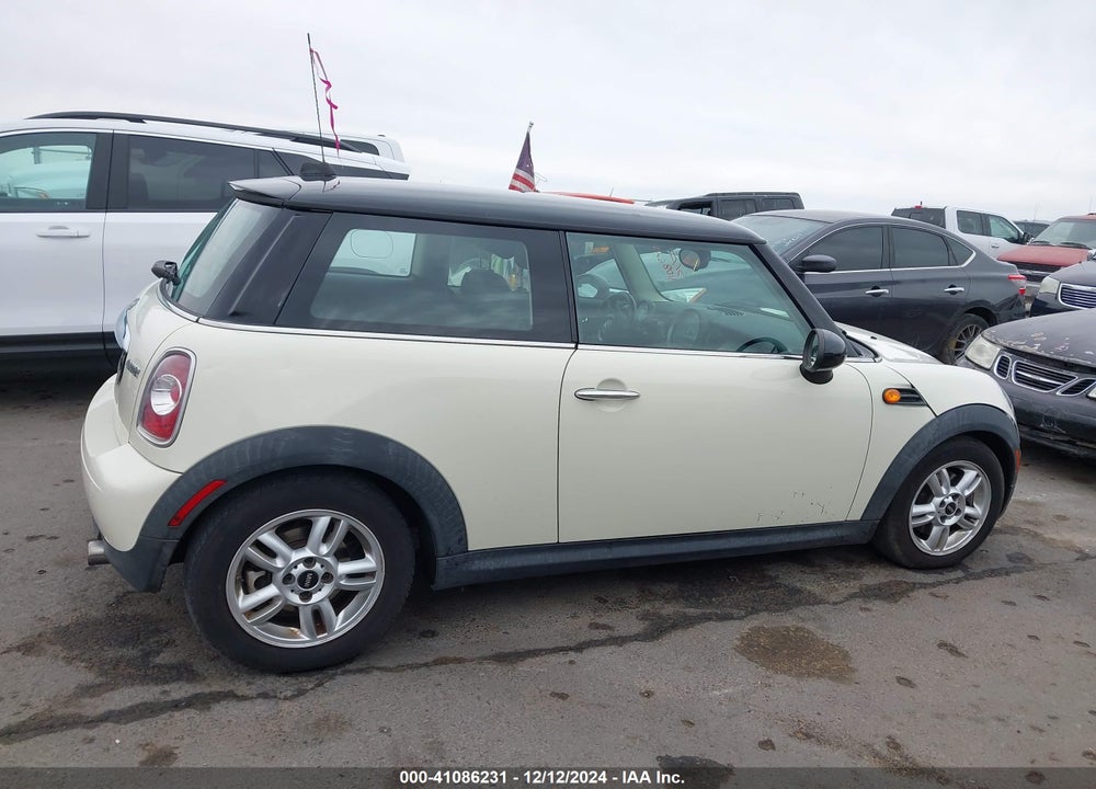 2013 MINI HARDTOP VIN: WMWSU3C55DT685782