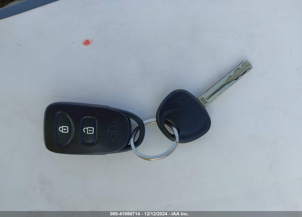 2011 KIA SORENTO LX VIN: 5XYKT4A1XBG026326