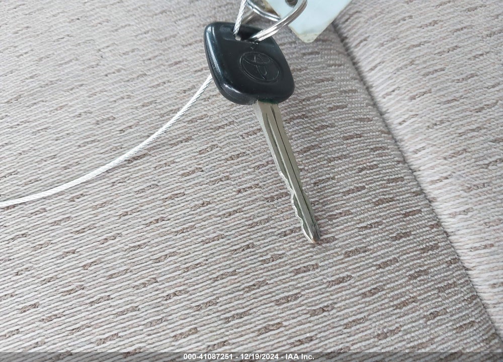 2002 TOYOTA CAMRY LE VIN: 4T1BE32K82U601674