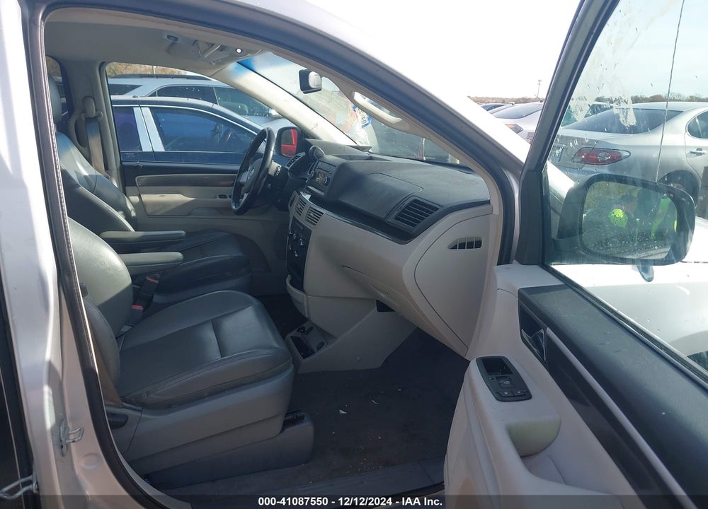 2010 VOLKSWAGEN ROUTAN SE VIN: 2V4RW3D11AR407834