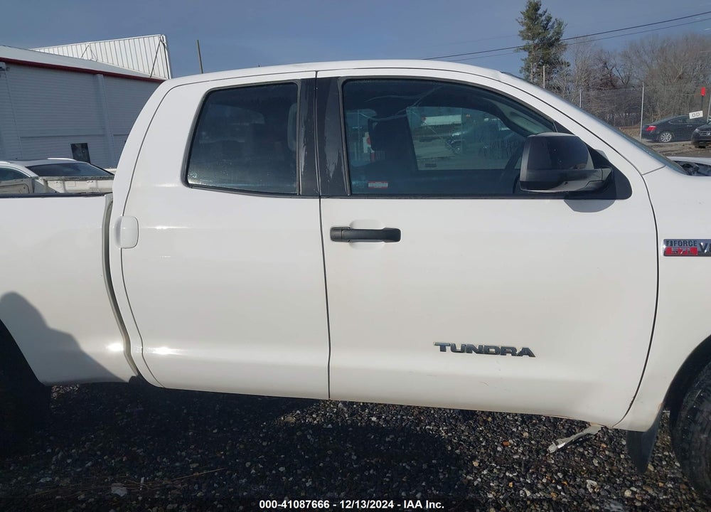 2011 TOYOTA TUNDRA GRADE 5.7L V8 VIN: 5TFUW5F1XBX197637