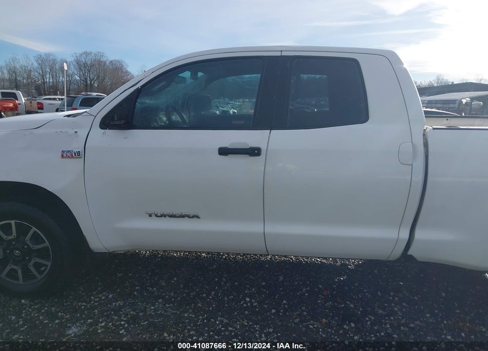 2011 TOYOTA TUNDRA GRADE 5.7L V8 VIN: 5TFUW5F1XBX197637