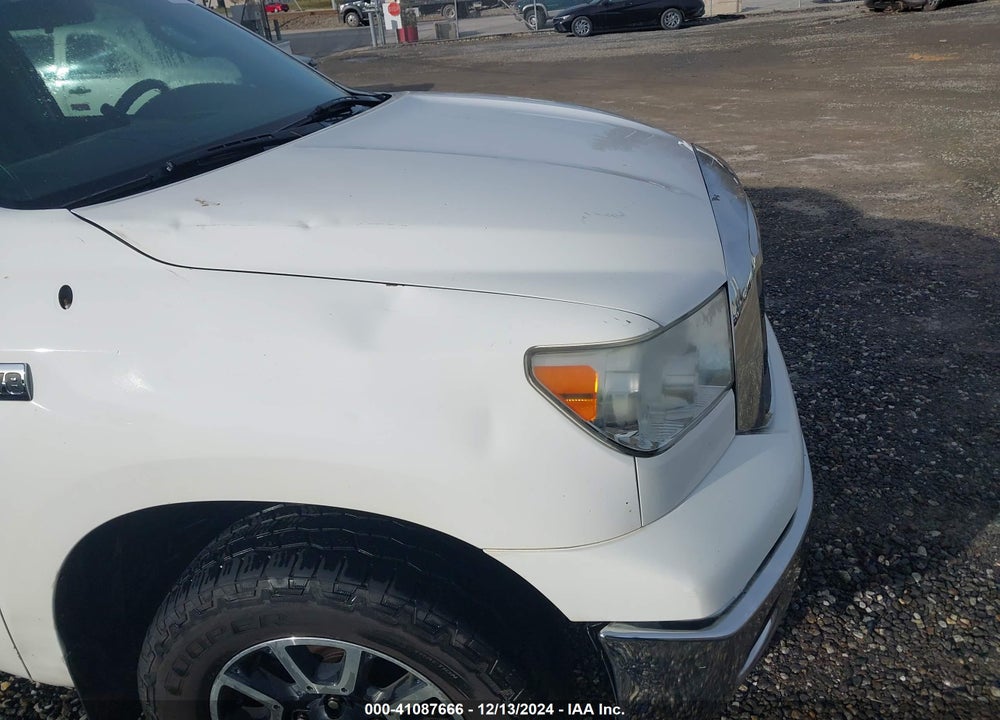 2011 TOYOTA TUNDRA GRADE 5.7L V8 VIN: 5TFUW5F1XBX197637