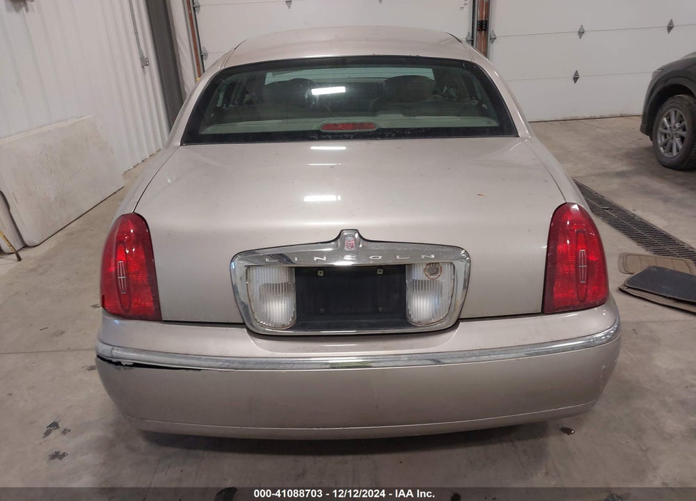 2002 LINCOLN TOWN CAR SIGNATURE VIN: 1LNHM82W72Y667994