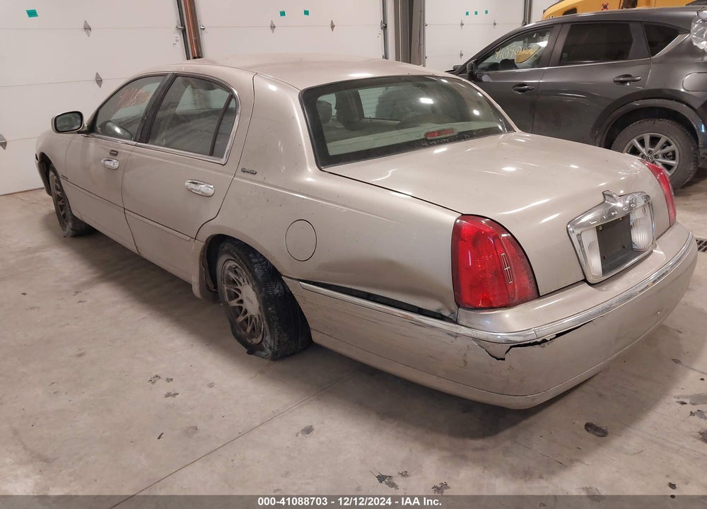 2002 LINCOLN TOWN CAR SIGNATURE VIN: 1LNHM82W72Y667994