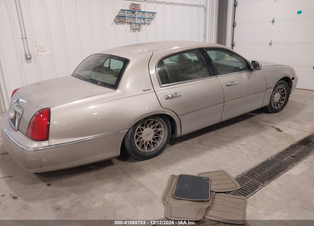 2002 LINCOLN TOWN CAR SIGNATURE VIN: 1LNHM82W72Y667994