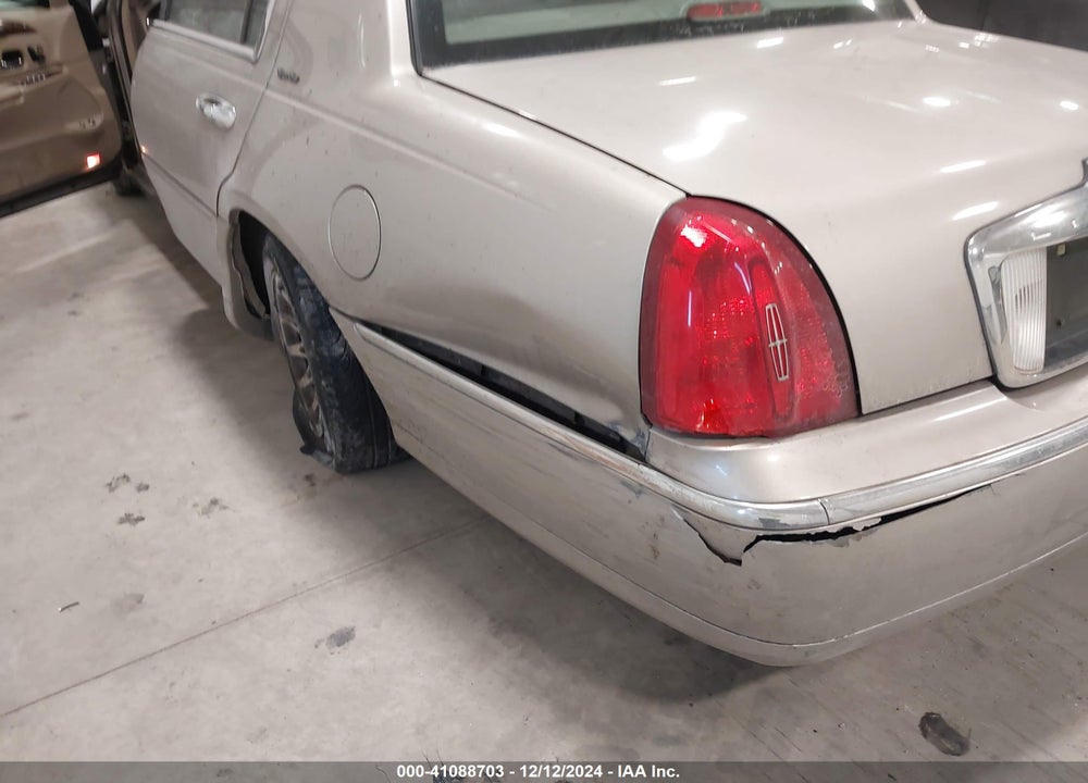 2002 LINCOLN TOWN CAR SIGNATURE VIN: 1LNHM82W72Y667994