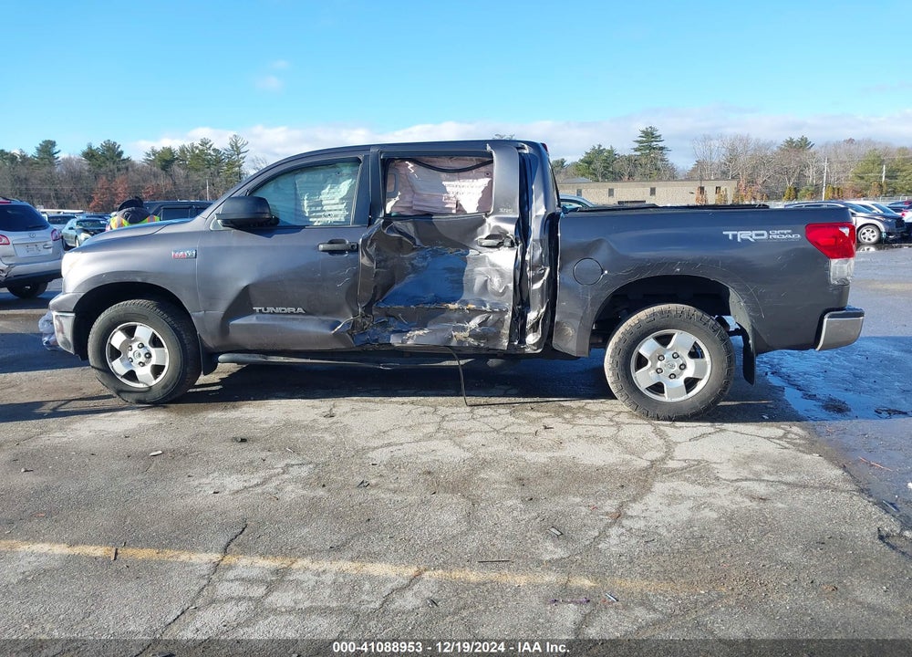 2011 TOYOTA TUNDRA GRADE 5.7L V8 VIN: 5TFDY5F11BX206011