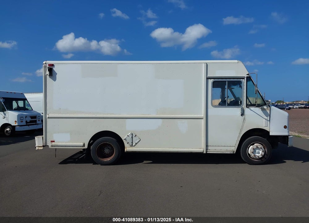 2000 FREIGHTLINER CHASSIS M LINE WALK-IN VAN VIN: 4UZA4FF4XYCF78492