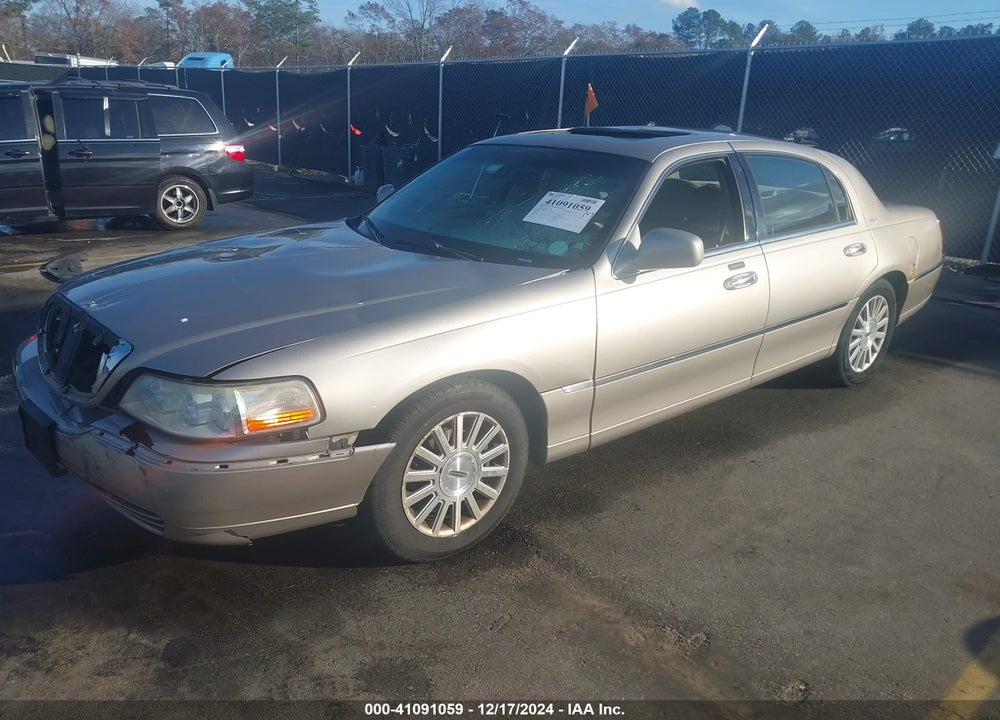 2003 LINCOLN TOWN CAR SIGNATURE VIN: 1LNHM82W93Y647800