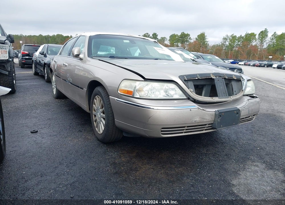 2003 LINCOLN TOWN CAR SIGNATURE VIN: 1LNHM82W93Y647800