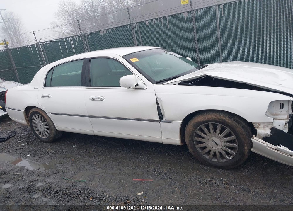 2005 LINCOLN TOWN CAR SIGNATURE VIN: 1LNHM81W55Y658278