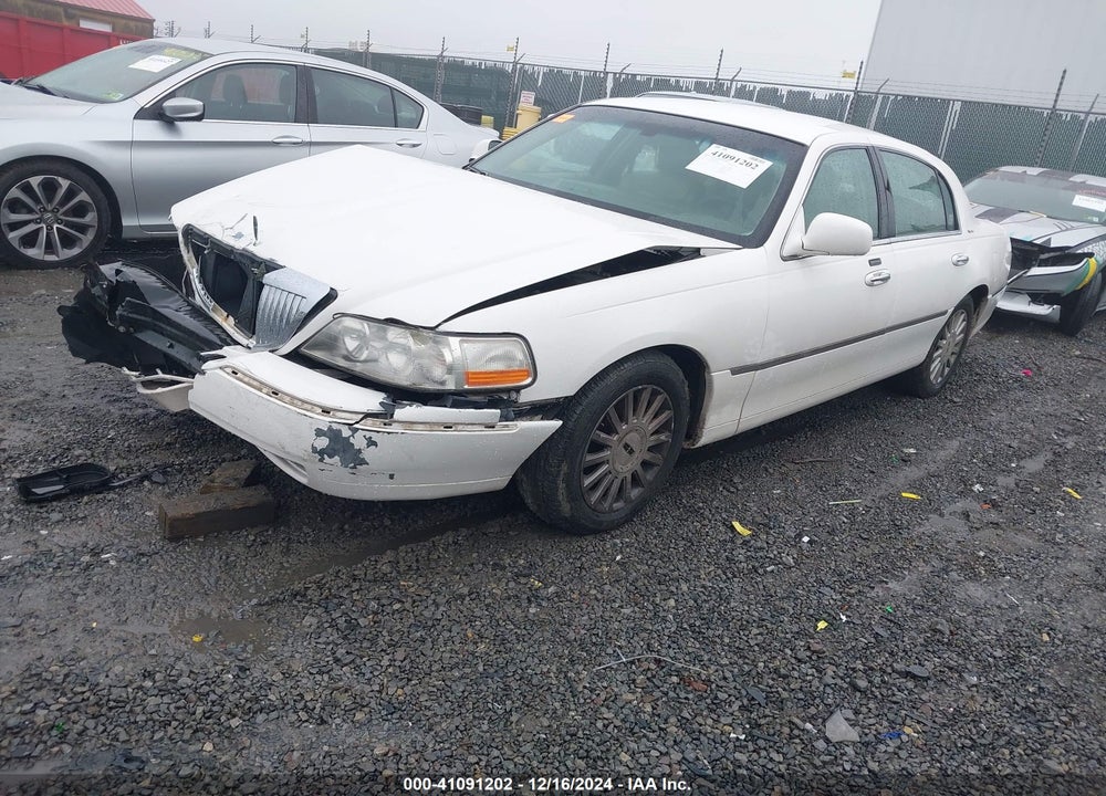 2005 LINCOLN TOWN CAR SIGNATURE VIN: 1LNHM81W55Y658278