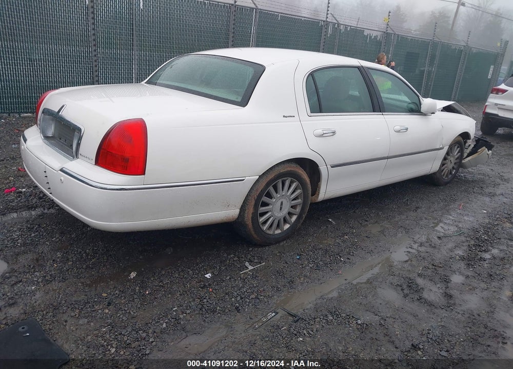 2005 LINCOLN TOWN CAR SIGNATURE VIN: 1LNHM81W55Y658278