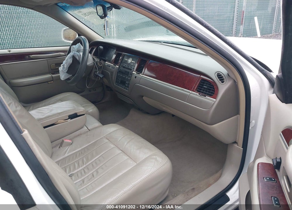 2005 LINCOLN TOWN CAR SIGNATURE VIN: 1LNHM81W55Y658278