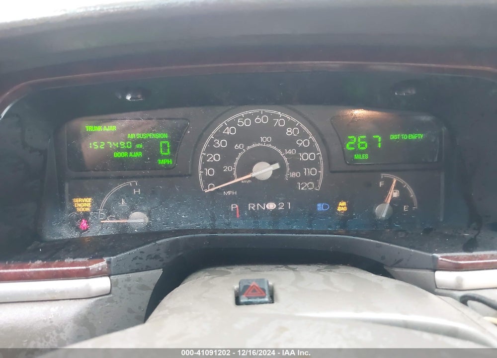 2005 LINCOLN TOWN CAR SIGNATURE VIN: 1LNHM81W55Y658278