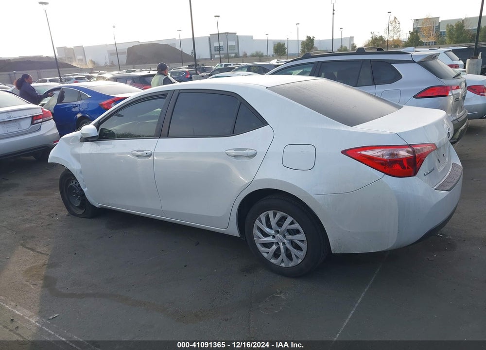 2018 TOYOTA COROLLA LE VIN: 5YFBURHE5JP762992