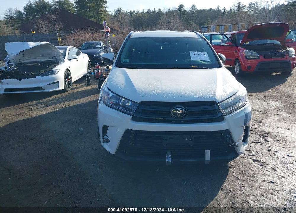 2017 TOYOTA HIGHLANDER SE VIN: 5TDJZRFH0HS380851