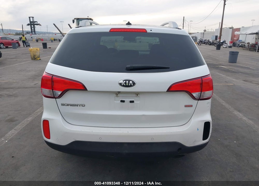 2015 KIA SORENTO LX VIN: 5XYKT4A67FG581624
